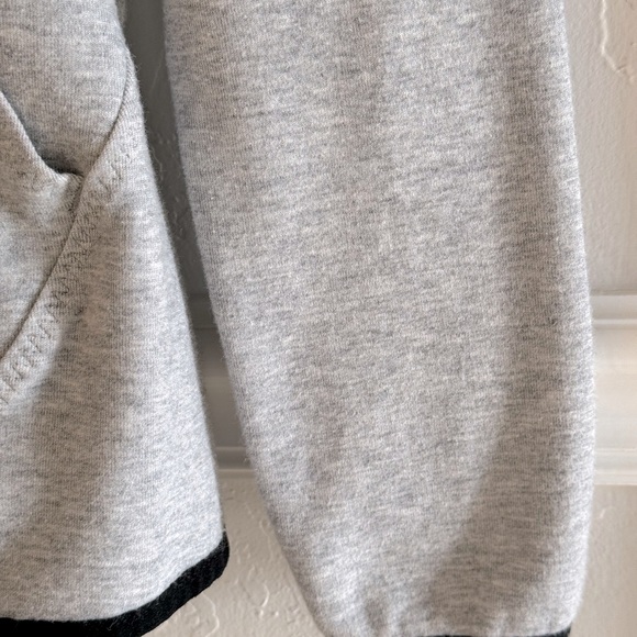 ASICS Athletic full zip up long sleeve top with pockets.
EUC Size Medium - Picture 9 of 14